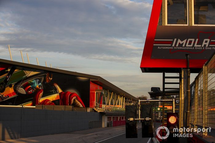 El pit lane y la cabina de control de la carrera
