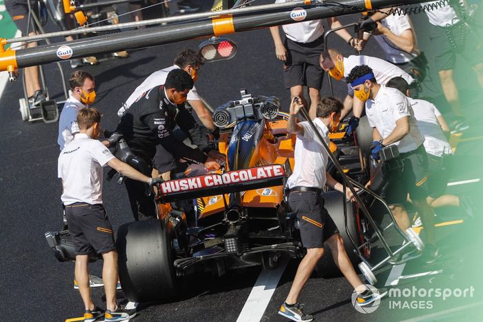 Carlos Sainz Jr., McLaren MCL35, en pits