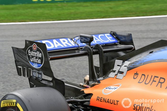 El alerón trasero y el sensor DRS del monoplaza de Carlos Sainz Jr., McLaren MCL35
