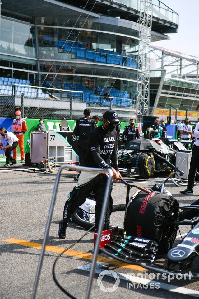 Lewis Hamilton, Mercedes-AMG F1, deja su scooter cuando se pierde la la protesta de 'End Racism'