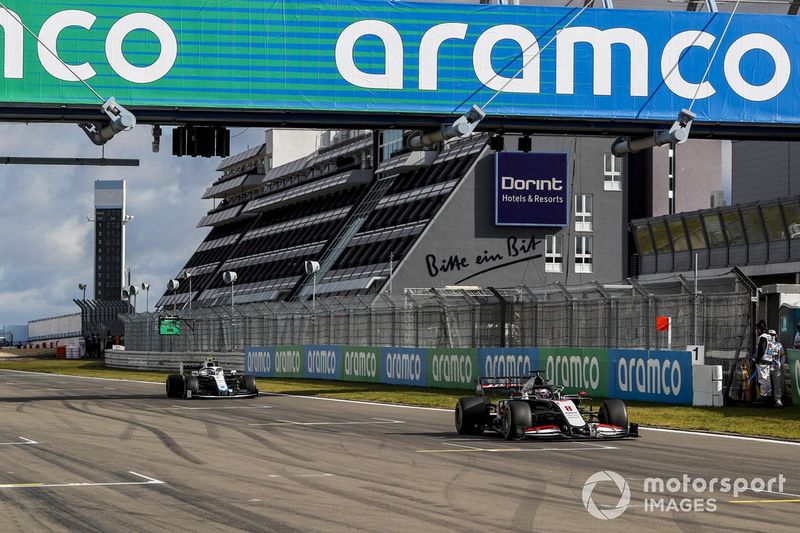 Romain Grosjean, Haas VF-20, Nicholas Latifi, Williams FW43