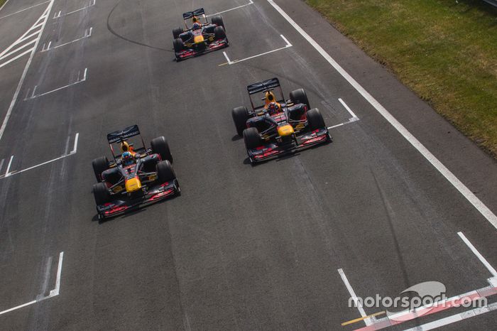 Daniel Ricciardo, RB7, Max Verstappen, RB8 y David Coulthard, RB7, durante Jumbo Race Days
