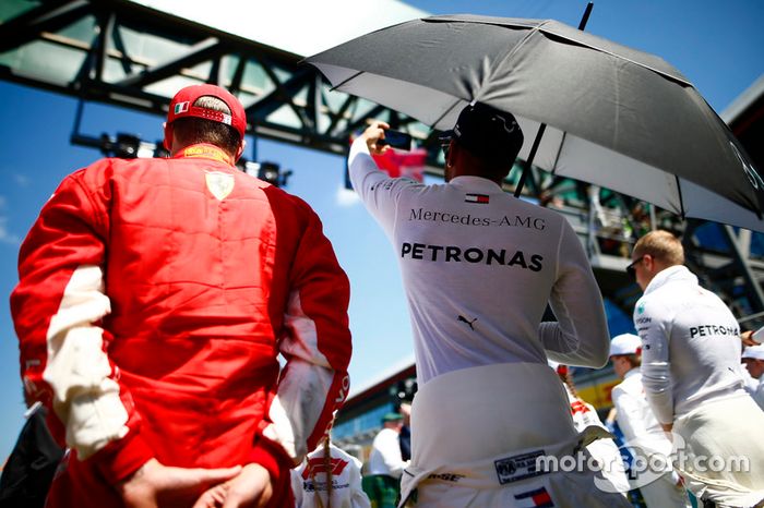 Kimi Raikkonen, Ferrari, y Lewis Hamilton, Mercedes AMG F1