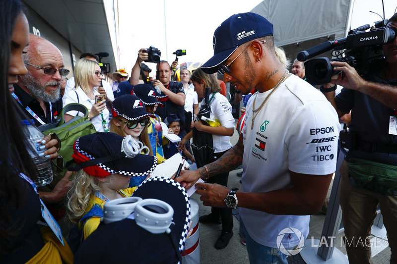 Lewis Hamilton, Mercedes AMG F1, signe des autographes pour les fans