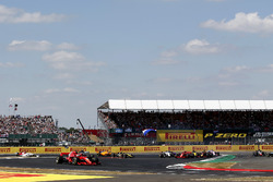 Sebastian Vettel, Ferrari SF71H leads on lap one as Lewis Hamilton, Mercedes-AMG F1 W09 spins
