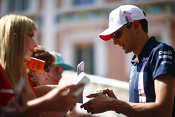 Esteban Ocon, Force India, signe des autographes