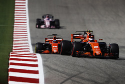 Stoffel Vandoorne, McLaren MCL32, Fernando Alonso, McLaren MCL32, Sergio Perez, Sahara Force India F1 VJM10