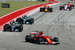Sebastian Vettel, Ferrari devant Lewis Hamilton, Mercedes AMG F1 W08