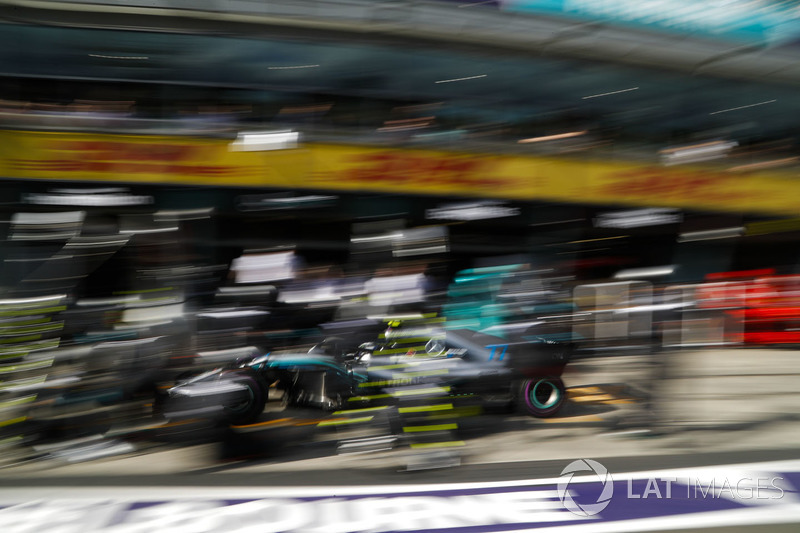 Valtteri Bottas, Mercedes AMG F1 W09, makes a pit stop