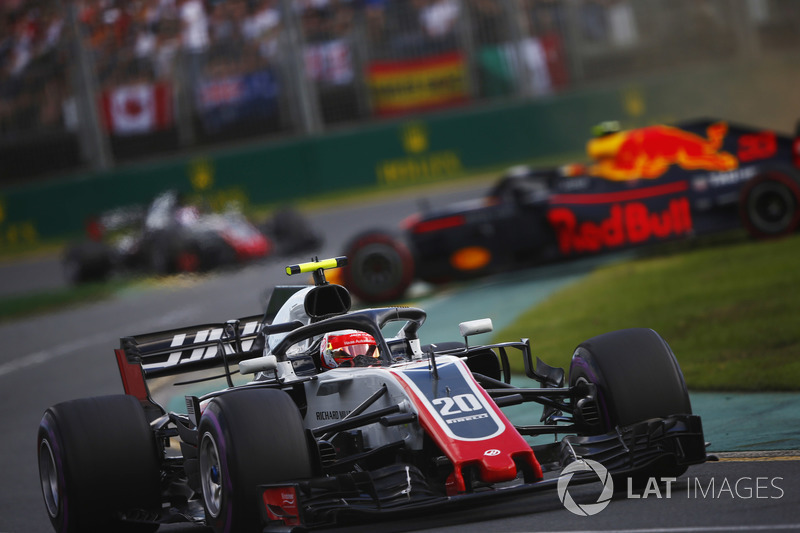 Kevin Magnussen, Haas F1 Team VF-18 Ferrari, et Max Verstappen, Red Bull Racing RB14 Tag Heuer en tête-à-queue