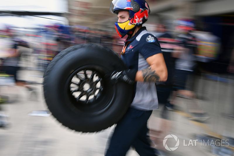 Red Bull Racing mecánico y neumático de Pirelli