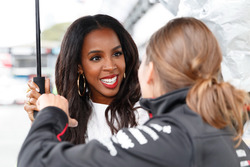 L'ancienne chanteuse des Destiny's Child Kelly Rowland chats avec Simona de Silvestro, Nissan Motorsports