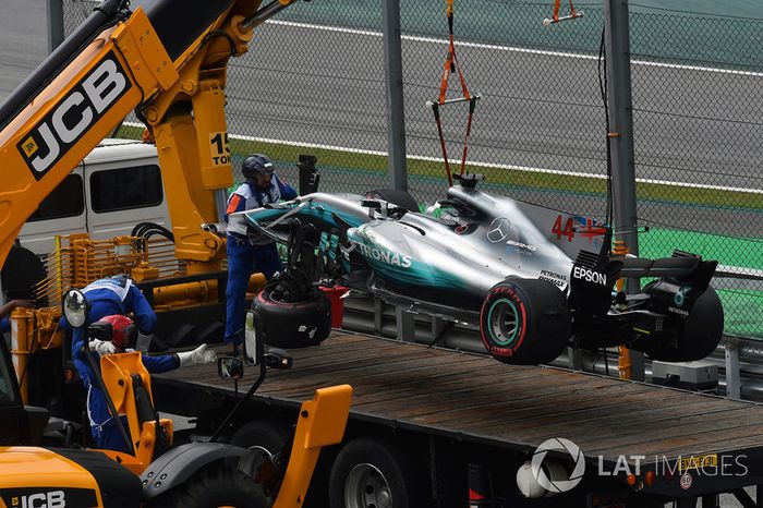 El coche chocado de Lewis Hamilton, Mercedes-Benz F1 W08 es removido