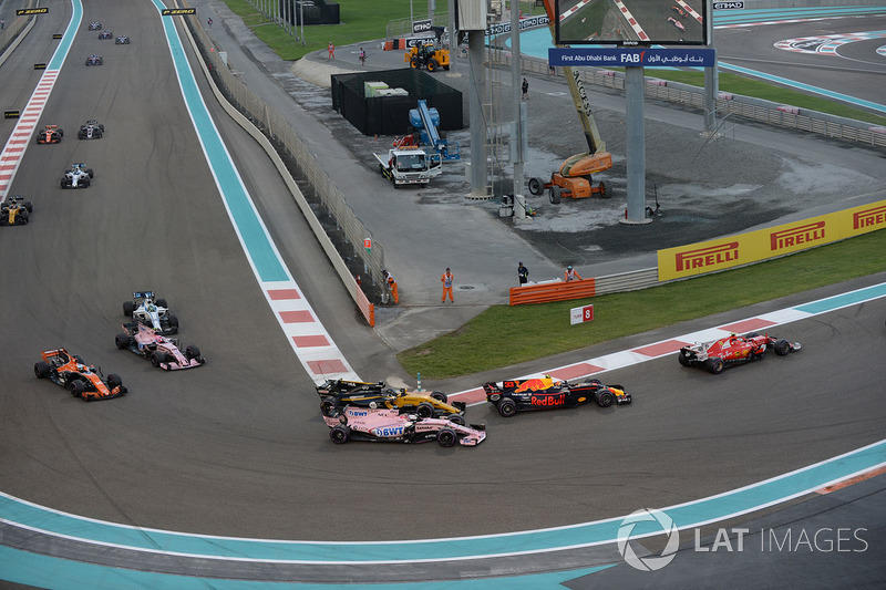 Nico Hulkenberg, Renault Sport F1 Team RS17 y Esteban Ocon, Sahara Force India VJM10