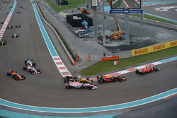 Départ : Nico Hulkenberg, Renault Sport F1 Team RS17 et Esteban Ocon, Sahara Force India VJM10 en lutte pour une position