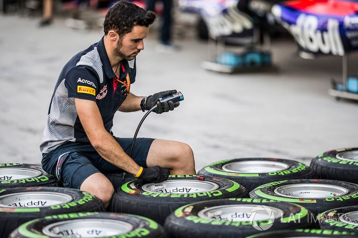 Scuderia Toro Rosso mecánico y neumáticos Pirelli