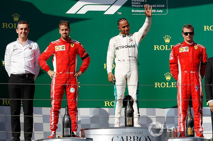 Lewis Hamilton, Mercedes AMG F1,  Sebastian Vettel, Ferrari, y Kimi Raikkonen, Ferrari