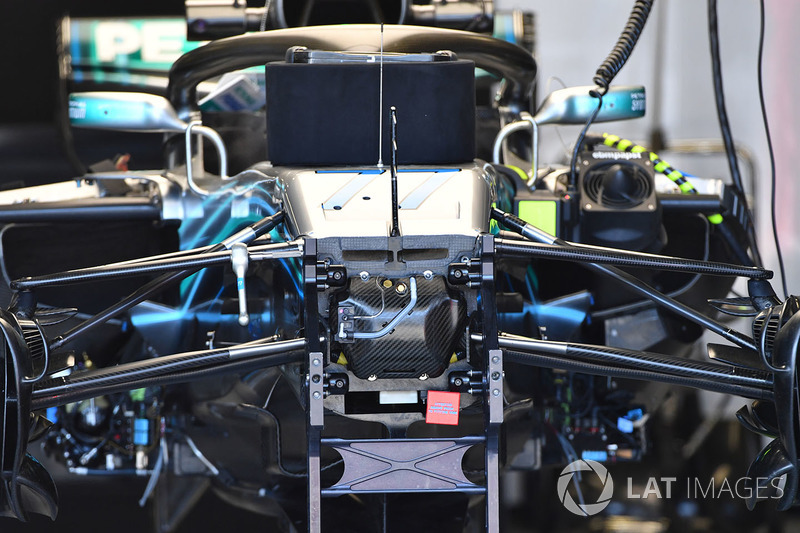 Mercedes-AMG F1 W09 EQ Power ön süspansiyon detay
