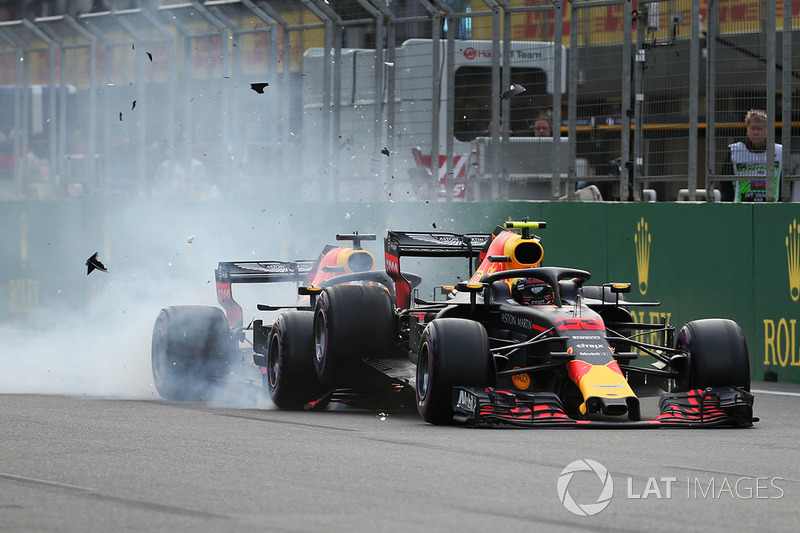 Choque de Max Verstappen, Red Bull Racing RB14 y Daniel Ricciardo, Red Bull Racing RB14