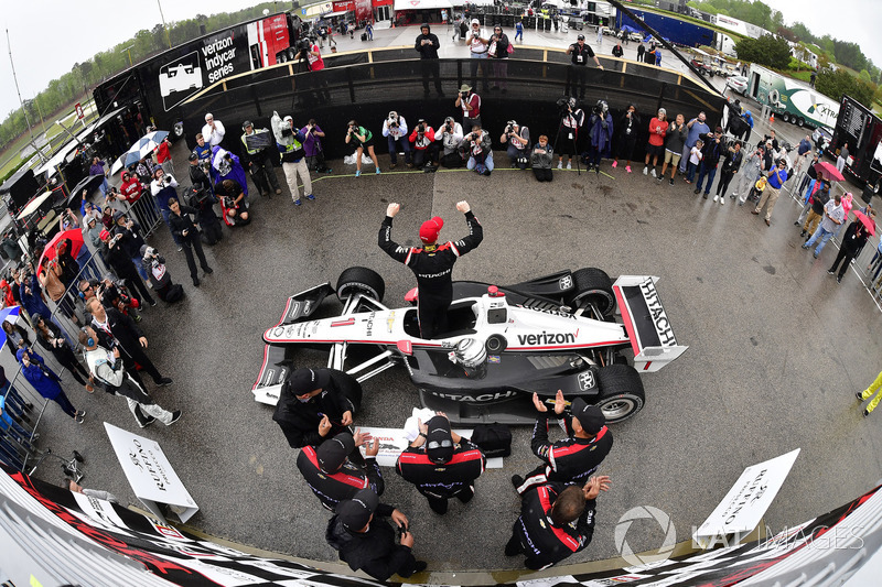 Race winner Josef Newgarden, Team Penske Chevrolet