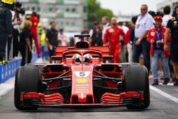 Ganador de la carrera Sebastian Vettel, Ferrari en Parc Ferme