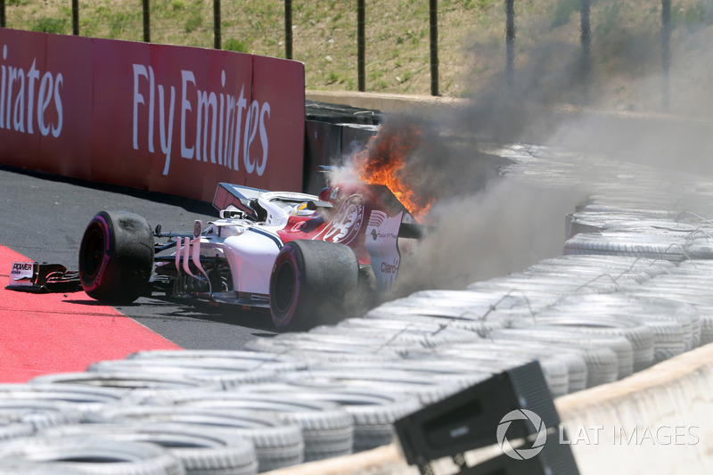 Marcus Ericsson, Sauber C37 va a sbattere nelle FP1 e prende fuoco