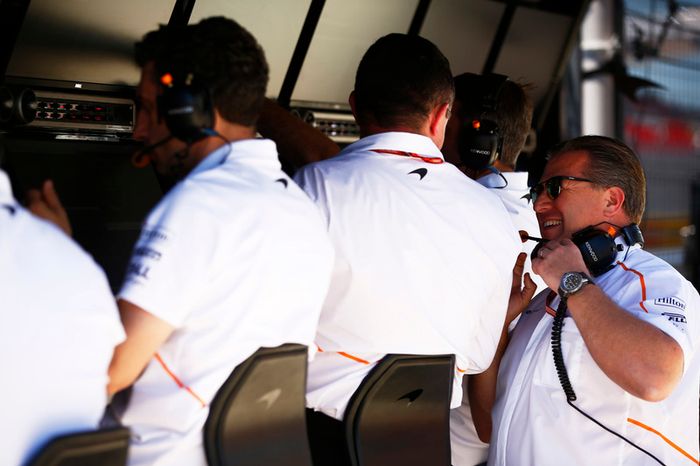 Eric Boullier, Racing Director, McLaren, habla con Zak Brown, Executive Director, McLaren Technology Group