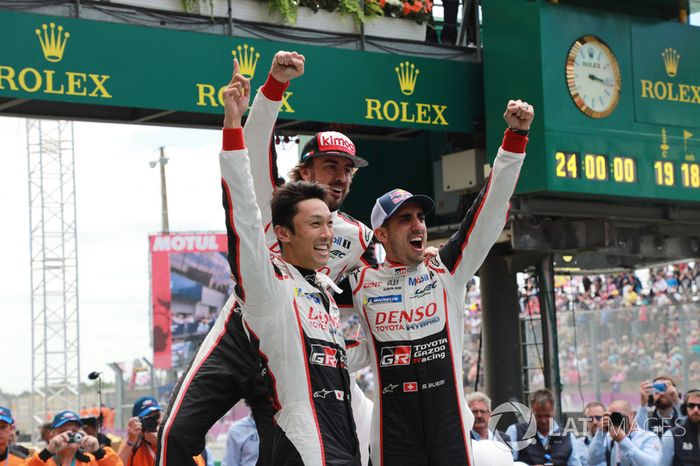 Los ganadores de las 24 Horas de Le Mans 2018 #8 Toyota Gazoo Racing Toyota TS050: Sébastien Buemi, Kazuki Nakajima, Fernando Alonso