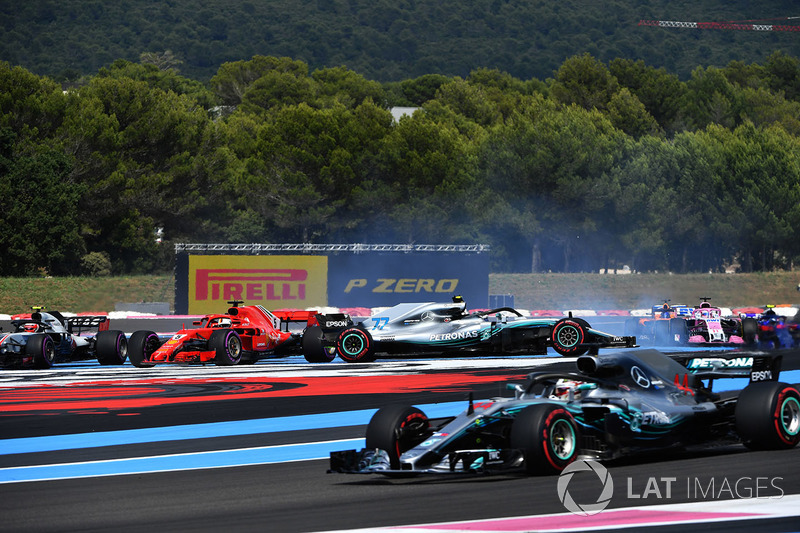 Sebastian Vettel, Ferrari SF71H fährt an Valtteri Bottas, Mercedes-AMG F1 W09 vorbei