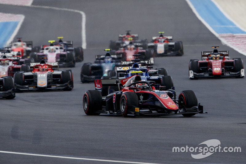George Russell, ART Grand Prix, delante de Sergio Sette Camara, Carlin en la salida