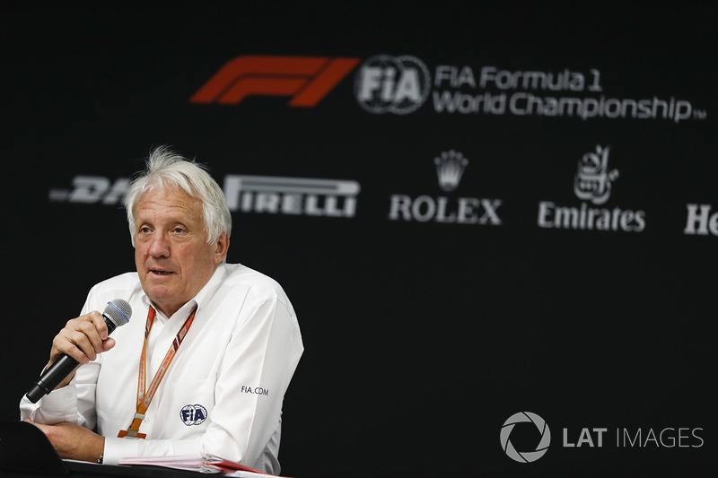 Charlie Whiting, FIA Yarış Direktörü, FIA Perşembe günü basın toplantısında konuşuyor