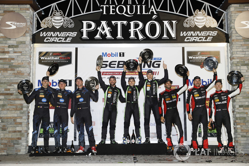 P podium: tweede plaats Renger van der Zande, Jordan Taylor, Ryan Hunter-Reay, Wayne Taylor Racing, 