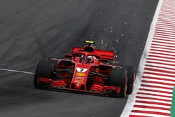 Kimi Raikkonen, Ferrari SF71H kıvılcım saçıyor