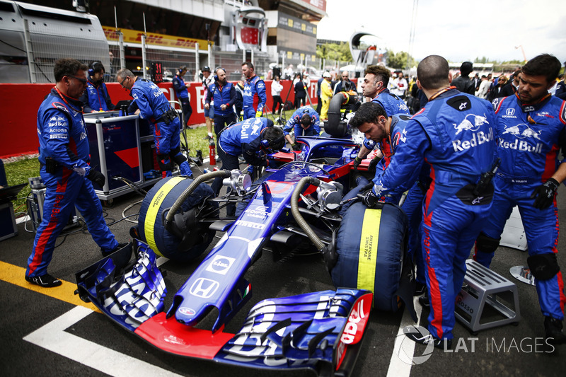 Les ingénieurs avec la voiture de Pierre Gasly, Toro Rosso STR13, sur la grille de départ