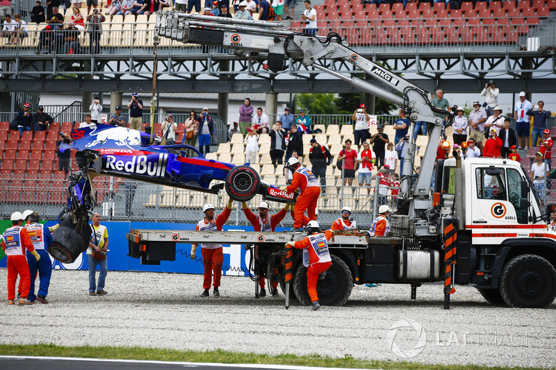Les commissaires retirent la Toro Rosso STR13 de Brendon Hartley, dont la boîte de vitesses pend à l'arrière