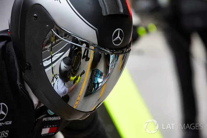 Reflejo en el casco de un mecánico de Mercedes