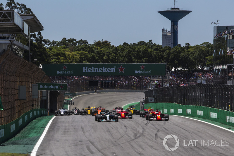 Valtteri Bottas, Mercedes-Benz F1 W08 y Sebastian Vettel, Ferrari SF70H