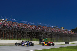 Pascal Wehrlein, Sauber C36 battles with Romain Grosjean, Haas F1 Team VF-17 and Daniel Ricciardo, R