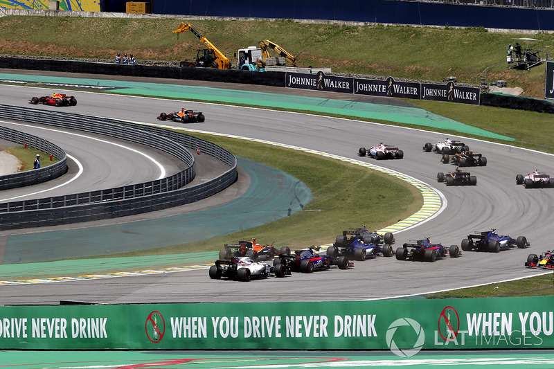 Kevin Magnussen, Haas F1 Team VF-17, Daniel Ricciardo, Red Bull Racing RB13 and Stoffel Vandoorne, McLaren MCL32 collide at the start of the race