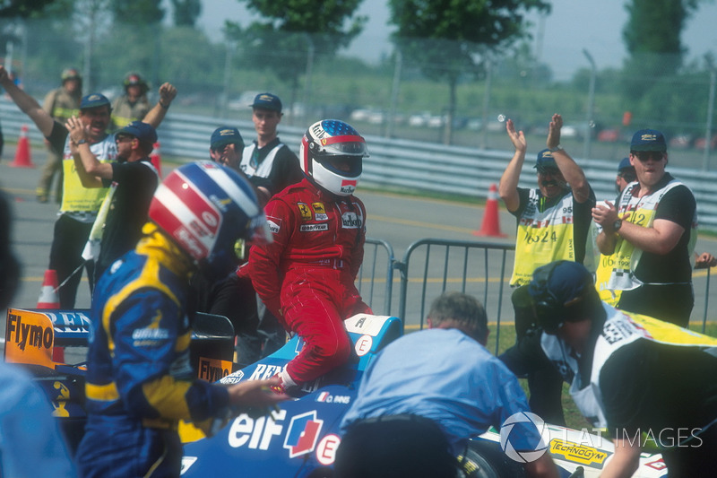 Michael Schumacher, Benetton, Jean Alesi, Ferrari'yi aracının üstünde taşıyor