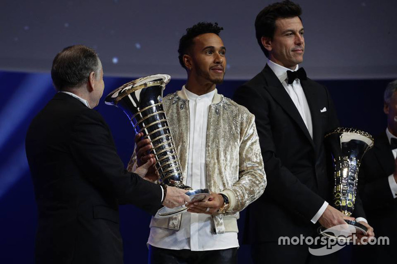 Lewis Hamilton menerima trofi juara dunia pembalap Formula 1