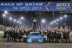 Il campione del mondo Thed Björk, Polestar Cyan Racing, Volvo S60 Polestar TC1 con il team
