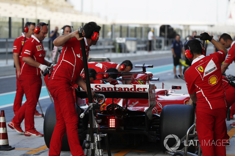 Kimi Raikkonen, Ferrari SF70H, pit stop action