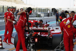 Kimi Raikkonen, Ferrari SF70H, pit stop action