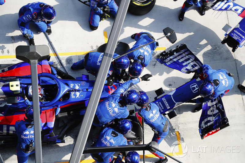 Pierre Gasly, Toro Rosso STR13 Honda, s'arrête au stand pour un nouveau nez