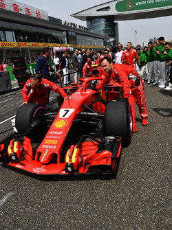 Kimi Raikkonen, Ferrari SF71H on the grid