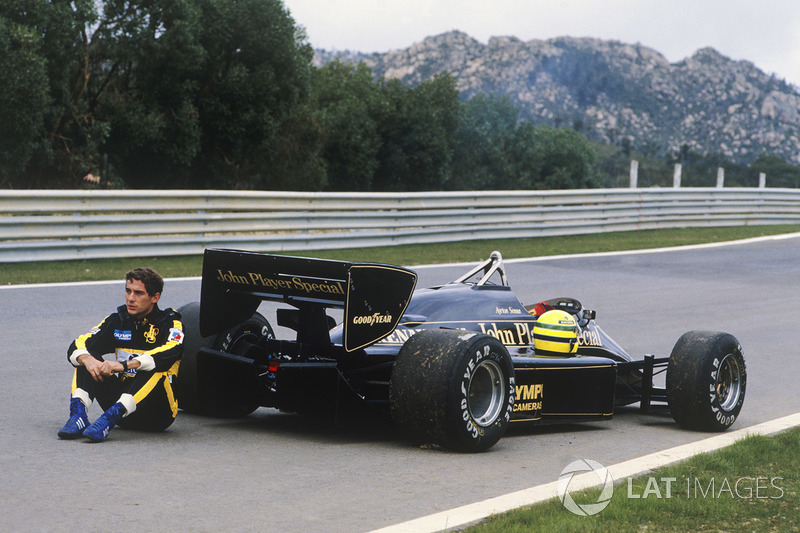 Ayrton Senna, Lotus 97T attende di essere recuperato dopo un guasto durante le prove