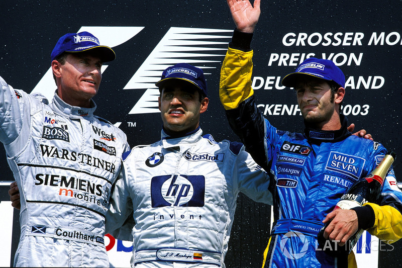 Podium: eerste plaats Juan Pablo Montoya, BMW Williams, midden. tweede plaats David Coulthard, McLar