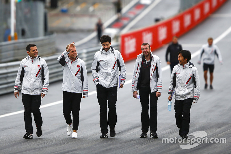 Kevin Magnussen, Haas F1 Team, walks the circuit alongside colleagues