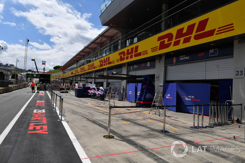 Box della Scuderia Toro Rosso